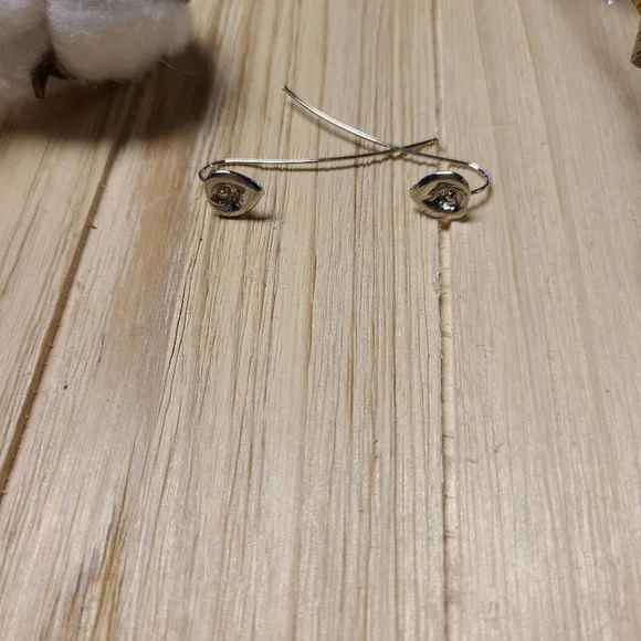 Super Cute Calily Earrings in SILVER plating - Picture 6 of 9
